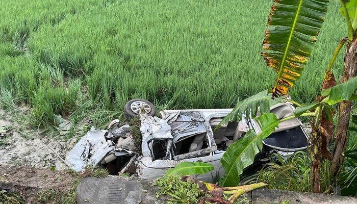 Tabrakan dengan Kereta di Grobogan, Mobil Terlempar ke Sawah dan Rusak Parah