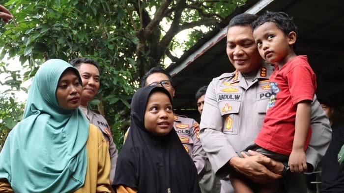 Kapolres Depok Beri Bantuan Bocah Novi yang Viral Ngamen demi Biaya Sekolah