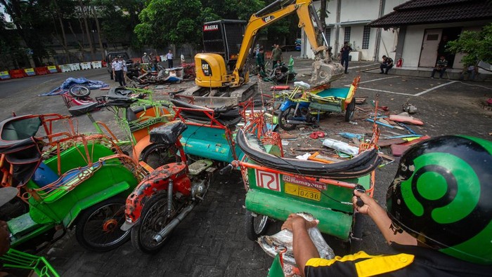Puluhan Bentor Dimusnahkan, Diganti Becak Listrik untuk Transportasi yang Lebih Tertib
