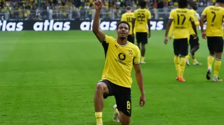 Joao Pedro Selamatkan Chelsea dari Kekalahan, Hull City Tahan The Blues 2-2 di Stamford Bridge Jakarta, 13 September 2026 – Chelsea gagal memaksimalkan keuntungan bermain di kandang setelah hanya mampu bermain imbang 2-2 melawan Hull City dalam lanjutan Liga Inggris 2026-2027 di Stamford Bridge, Sabtu 12 September 2026. The Blues sebenarnya memulai pertandingan dengan sangat baik dan berhasil membuka keunggulan melalui Morgan Rogers pada menit ketujuh. Namun, Hull memberikan respons mengejutkan melalui dua gol Mohamed Belloumi sebelum babak pertama berakhir. Chelsea kemudian harus bekerja keras untuk menghindari kekalahan di hadapan pendukung sendiri. Joao Pedro muncul sebagai penyelamat setelah mencetak gol penyeimbang pada menit ke-66. Meski terus memberikan tekanan pada fase akhir pertandingan, pasukan Xabi Alonso tidak mampu mendapatkan gol ketiga sehingga harus puas berbagi satu poin dengan tim promosi yang tampil disiplin. Chelsea langsung berusaha mengambil kendali permainan sejak menit pertama dengan mengandalkan penguasaan bola dan pergerakan cepat para pemain menyerang. Tekanan tersebut membuahkan hasil ketika Rogers membawa tuan rumah unggul pada menit ketujuh. Serangan cepat Chelsea membuka ruang di pertahanan Hull sebelum Joao Pedro memberikan umpan yang berhasil dimaksimalkan Rogers menjadi gol. Penyelesaian kaki kiri Rogers mengarah ke sudut atas gawang dan membuat penjaga gawang Hull tidak mampu melakukan penyelamatan. Gol tersebut memperlihatkan efektivitas serangan Chelsea pada awal pertandingan sekaligus memperpanjang catatan positif Rogers bersama klub barunya. The Blues kemudian mencoba mempertahankan momentum dengan terus menekan pertahanan lawan dan memainkan bola lebih banyak di wilayah Hull. Hull tidak kehilangan ketenangan meskipun harus tertinggal lebih dahulu di Stamford Bridge. Tim tamu memilih bertahan dengan struktur rapat sambil menunggu kesempatan melakukan serangan balik maupun memanfaatkan ruang di sisi pertahanan Chelsea. Strategi tersebut mulai memberikan hasil pada menit ke-28 ketika Ryan Giles mengirimkan umpan silang yang berhasil diselesaikan Belloumi untuk menyamakan kedudukan. Gol tersebut mengubah jalannya pertandingan karena Hull semakin percaya diri dalam menghadapi tekanan tuan rumah. Chelsea masih lebih banyak menguasai bola, tetapi Hull mampu menciptakan ancaman yang lebih efektif ketika mendapatkan kesempatan menyerang. Situasi pertandingan kemudian berubah drastis hanya beberapa menit setelah gol pertama tim tamu. Belloumi kembali menjadi masalah bagi pertahanan Chelsea dengan mencetak gol keduanya pada menit ke-34. Gol tersebut bermula dari situasi bola mati ketika upaya Semi Ajayi mengenai tiang gawang sebelum Hull mempertahankan penguasaan bola dari kesempatan kedua. Bola kemudian sampai kepada Belloumi yang kembali mampu memanfaatkan ruang di sekitar pertahanan Chelsea untuk mengubah skor menjadi 2-1. Dua gol dalam waktu sekitar enam menit membuat tim promosi tersebut berhasil membalikkan keadaan setelah sebelumnya tertinggal. Chelsea terlihat mengalami kesulitan mengantisipasi efektivitas serangan lawan meskipun secara keseluruhan mempunyai penguasaan bola lebih besar. Keunggulan Hull bertahan hingga turun minum dan membuat tuan rumah berada dalam tekanan untuk segera memberikan respons pada babak kedua. Xabi Alonso melakukan penyesuaian setelah jeda untuk meningkatkan intensitas serangan sekaligus memperbaiki keseimbangan permainan Chelsea. The Blues semakin agresif menempatkan pemain di wilayah pertahanan Hull dan mencoba menciptakan peluang melalui kombinasi dari kedua sisi lapangan. Hull merespons dengan menurunkan garis pertahanan dan menempatkan lebih banyak pemain di sekitar kotak penalti. Pola tersebut membuat Chelsea mendominasi wilayah permainan tetapi tidak mudah mendapatkan ruang tembak yang bersih. Hull bahkan masih mampu memberikan ancaman melalui serangan balik ketika pemain Chelsea terlalu banyak bergerak maju. Pertandingan pun berkembang menjadi duel antara tekanan berkelanjutan tuan rumah dan pertahanan rapat tim tamu yang berusaha mempertahankan keunggulan. Kerja keras Chelsea akhirnya membuahkan hasil pada menit ke-66 melalui Joao Pedro. Cole Palmer membawa bola menuju sisi kanan sebelum memberikan umpan kepada penyerang asal Brasil tersebut. Joao Pedro kemudian melepaskan penyelesaian keras ke arah tiang dekat yang gagal dihentikan penjaga gawang Hull, Konstantinos Tzolakis. Skor berubah menjadi 2-2 sekaligus mengembalikan kepercayaan diri Chelsea untuk memburu kemenangan. Gol tersebut melengkapi kontribusi penting Joao Pedro setelah sebelumnya memberikan assist untuk gol pembuka Rogers. Penyerang Chelsea itu kembali menunjukkan perannya dalam lini serang dengan terlibat langsung pada kedua gol yang diciptakan tuan rumah dalam pertandingan tersebut. Setelah kedudukan kembali seimbang, Chelsea semakin meningkatkan tekanan dan memaksa Hull bertahan lebih dalam. Secara statistik, tuan rumah menguasai sekitar 68 persen penguasaan bola dan mencatat jauh lebih banyak sentuhan di dalam kotak penalti lawan. Chelsea juga menghasilkan 10 sepak pojok dibandingkan empat milik Hull serta melepaskan tujuh tembakan tepat sasaran. Namun, banyaknya penguasaan bola tidak sepenuhnya menghasilkan peluang dengan kualitas tinggi karena pertahanan Hull mampu menutup ruang dengan disiplin. Tim tamu mencatat puluhan sapuan sepanjang pertandingan dan memaksa Chelsea lebih sering mengandalkan umpan silang dari area lebar. Tzolakis juga melakukan sejumlah penyelamatan penting untuk memastikan Hull tidak kembali tertinggal pada periode akhir pertandingan. Hull layak mendapatkan perhatian karena mampu menunjukkan efektivitas tinggi meskipun tidak mendominasi permainan. Belloumi menjadi pemain paling menonjol setelah dua penyelesaiannya berhasil mengubah pertandingan hanya dalam beberapa menit pada babak pertama. Tim tamu juga mampu mempertahankan organisasi permainan ketika Chelsea meningkatkan intensitas setelah turun minum. Pertahanan lima pemain yang diterapkan Hull membuat ruang di sekitar kotak penalti menjadi sangat sempit dan memaksa tuan rumah bekerja keras mencari celah. Ketika kehilangan bola, para pemain Hull segera kembali membentuk blok pertahanan untuk mengurangi ruang antara lini tengah dan lini belakang. Disiplin tersebut menjadi salah satu faktor penting yang membuat mereka mampu bertahan dari gelombang serangan Chelsea sampai peluit panjang dibunyikan. Hasil imbang ini memperpanjang awal musim mengesankan Hull setelah kembali ke kasta tertinggi sepak bola Inggris. Tim promosi tersebut belum mengalami kekalahan dalam empat pertandingan awal Liga Inggris musim ini dan berhasil mengumpulkan delapan poin. Sebelumnya, Hull juga mencatat hasil penting termasuk kemenangan atas Manchester United sehingga penampilan mereka mulai mendapatkan perhatian. Kemampuan mendapatkan satu poin di Stamford Bridge semakin memperlihatkan bahwa Hull tidak sekadar mengandalkan semangat sebagai tim promosi. Mereka mampu bermain terorganisasi, memanfaatkan peluang dengan efektif dan mempertahankan keunggulan ketika menghadapi tekanan besar. Bagi Chelsea, hasil tersebut justru menambah catatan poin yang terbuang setelah sebelumnya menelan kekalahan 1-2 dari Arsenal. Persoalan pertahanan menjadi pekerjaan rumah yang kembali terlihat dalam permainan Chelsea. Kekuatan menyerang The Blues memungkinkan mereka menciptakan gol secara konsisten, tetapi kesalahan ketika menghadapi transisi dan situasi bola mati membuat lawan tetap mempunyai kesempatan. Dua gol Belloumi memperlihatkan bagaimana Hull mampu memaksimalkan momen meskipun jumlah penguasaan bola mereka jauh lebih sedikit. Chelsea kini telah kebobolan sembilan gol dalam empat pertandingan Liga Inggris musim ini dan belum mencatatkan clean sheet. Kondisi tersebut menjadi perhatian bagi Xabi Alonso karena timnya memiliki ambisi bersaing di papan atas setelah melakukan perubahan besar pada skuad. Perbaikan organisasi pertahanan menjadi kebutuhan penting agar produktivitas lini depan tidak terus terbuang akibat gol yang mudah diberikan kepada lawan. Joao Pedro pada akhirnya memastikan Chelsea tidak mengalami kekalahan kedua secara beruntun di Liga Inggris. Golnya pada menit ke-66 mengubah skor menjadi 2-2 setelah Hull sebelumnya membalikkan keunggulan awal tuan rumah melalui dua gol Belloumi. Chelsea berusaha mendapatkan kemenangan sampai menit terakhir, tetapi pertahanan disiplin tim tamu membuat tidak ada gol tambahan yang tercipta. Hasil tersebut membuat kedua kesebelasan harus puas mendapatkan satu poin dari pertandingan yang berlangsung terbuka dan penuh perubahan momentum. Hull dapat membawa pulang hasil berharga sekaligus mempertahankan catatan tidak terkalahkan pada awal musim, sementara Chelsea kembali harus mengevaluasi keseimbangan antara kekuatan menyerang dan ketahanan lini belakang. Bagi The Blues, kontribusi satu gol dan satu assist Joao Pedro setidaknya mencegah malam di Stamford Bridge berakhir dengan kekalahan yang lebih mengejutkan.