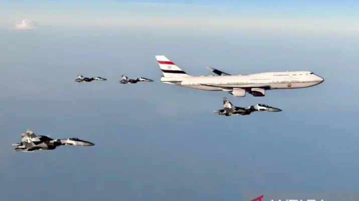 Jet Tempur Sukhoi TNI AU Terbang di Atas Lanud Halim Sambut Kedatangan Presiden Mesir Al-Sisi